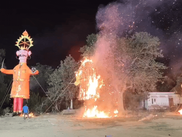 दहन के कुछ देर बाद पुतला जलकर गिरा।