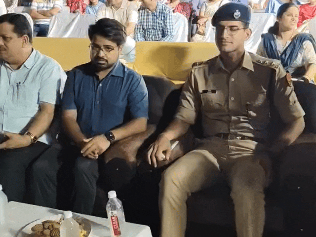 प्रशासन के अधिकारी रहे मौके पर मौजूद।