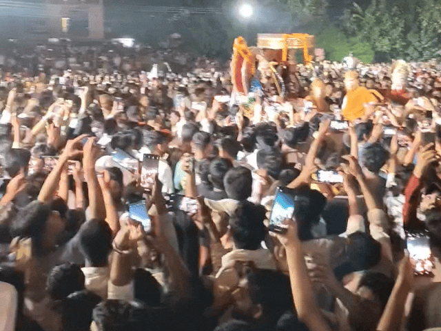 हजारों लोग पहुंचे रावण दहन देखने।