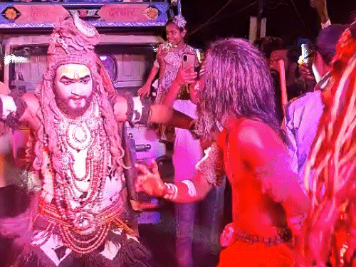 कोटा में रावण दहन से पहले शोभायात्रा निकाली गई। इस दौरान भगवान शिव बनकर नाचता कलाकार।