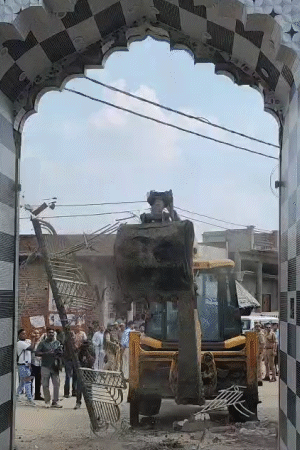 जनता मैरिज हॉल पर बुलडोजर कार्रवाई की गई। नोटिस की डेडलाइन खत्म होने के बाद एक्शन लिया गया।