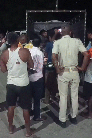 शव को गाड़ी में रखकर पोस्टमॉर्टम के लिए जाती पुलिस की टीम।