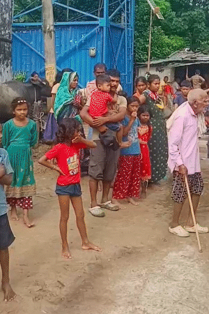 घटना के बाद किशुन के घर पर जुटी ग्रामीणों की भीड़।
