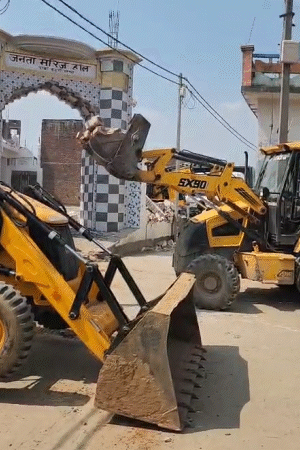 जनता मैरिज हॉल पर बुलडोजर कार्रवाई की गई। नोटिस की डेडलाइन खत्म होने के बाद यह एक्शन लिया गया।