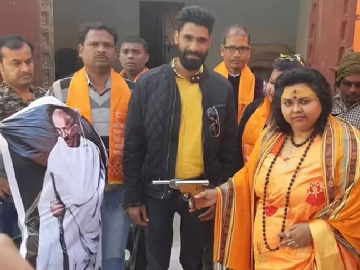 This picture is on October 2, 2019, when Pooja shot Mahatma Gandhi's effigy.