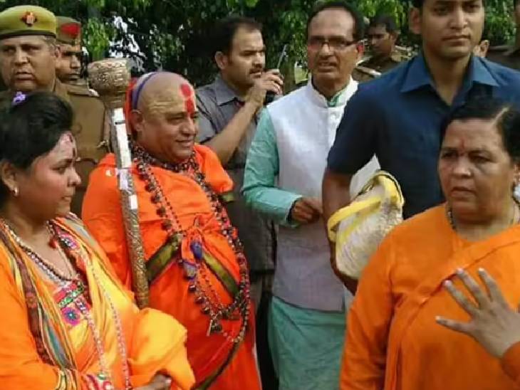 In this picture, Pooja Shakun Pandey is seen with Uma Bharti and former MP of MP Shivraj Singh Chauhan.