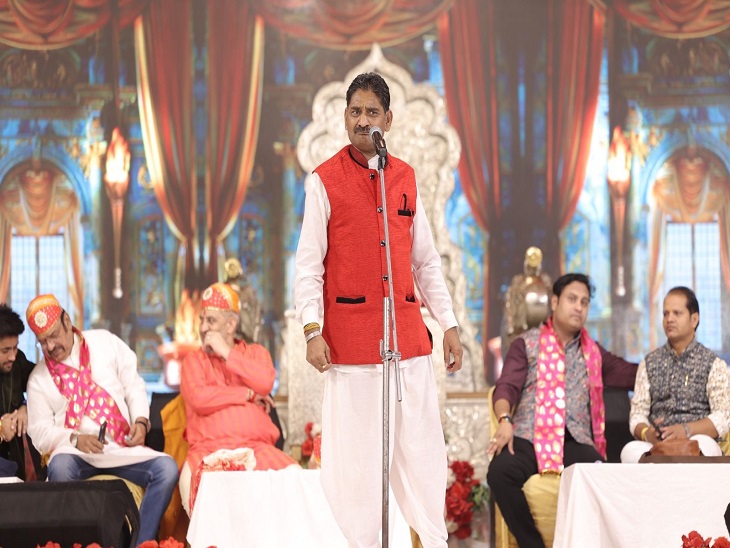 कवि सम्मेलन में कवियों ने एक से बढ़कर एक प्रस्तुतियां दी।