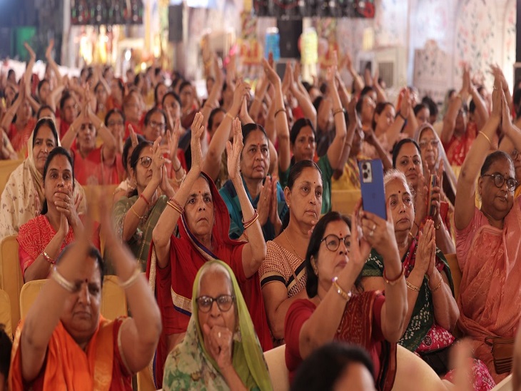 उदयपुर में चल रही ऋषभ कथा में हुई आरती में भक्त झूम उठे।