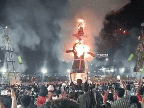 बारिश के कारण रावण का पुतला थोड़ा गीला जरूर हो गया था, लेकिन अंदर लगे पटाखों ने उसे पूरी तरह से भस्म कर दिया।