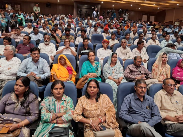 कार्यक्रम में अलग अलग जिलों से लोग पहुंचे है।