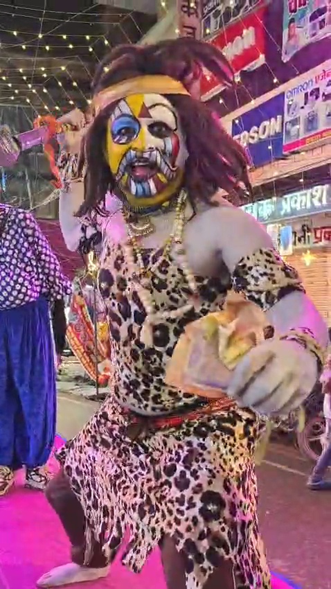 आजमगढ़ की दुर्गा पूजा में प्रस्तुति देते बहुरूपिया कलाकार।