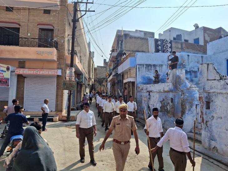 लोगों ने घरों की छतों और चौक-चौराहों पर खड़े होकर स्वयंसेवकों का स्वागत किया।