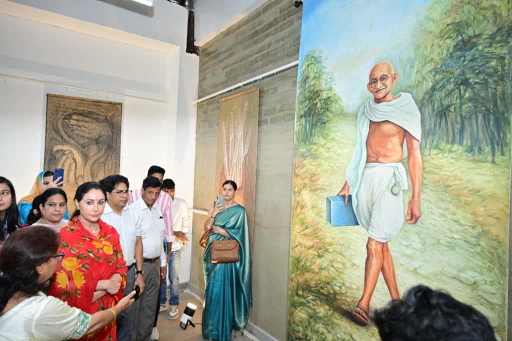 दीया कुमारी ने इस अवसर पर गांधीजी की जीवन यात्रा पर आधारित प्रदर्शनी का अवलोकन किया।