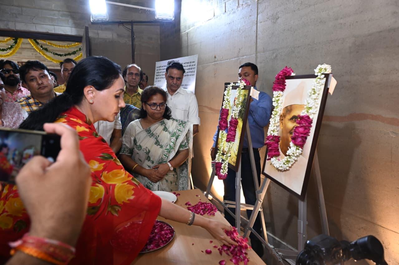 उन्होंने लाल बहादुर शास्त्री के चित्र पर श्रद्धा सुमन अर्पित कर उन्हें नमन किया।