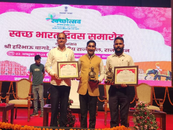 जयपुर में राजस्व अधिकारी पवन कुमार और सफाई अधिकारी चूनाराम व MIS अधिकारी।