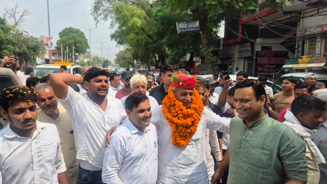 अटेली में कांग्रेस प्रदेशाध्यक्ष का स्वागत करते हुए लोग