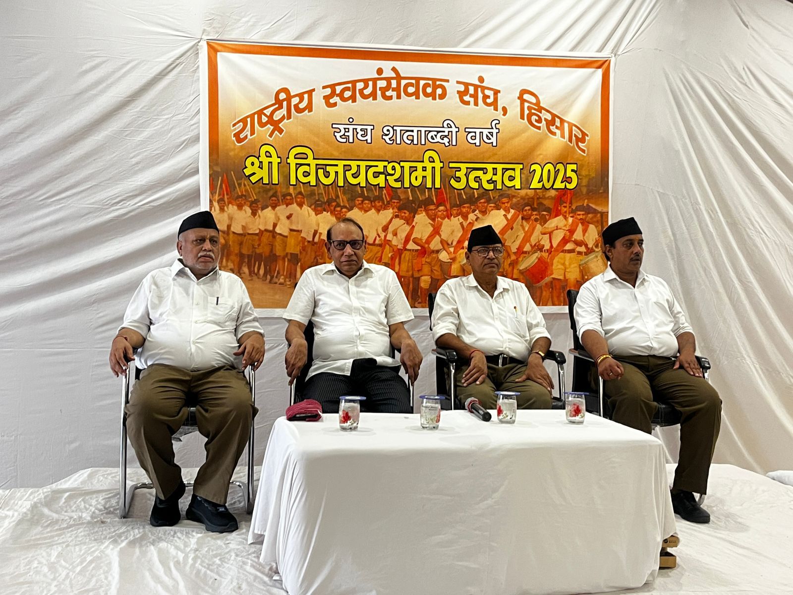 पंजाबी भवन में आयोजित दशहरा महोत्सव में उपस्थित मुख्य वक्ता पवन जिंदल व अन्य।