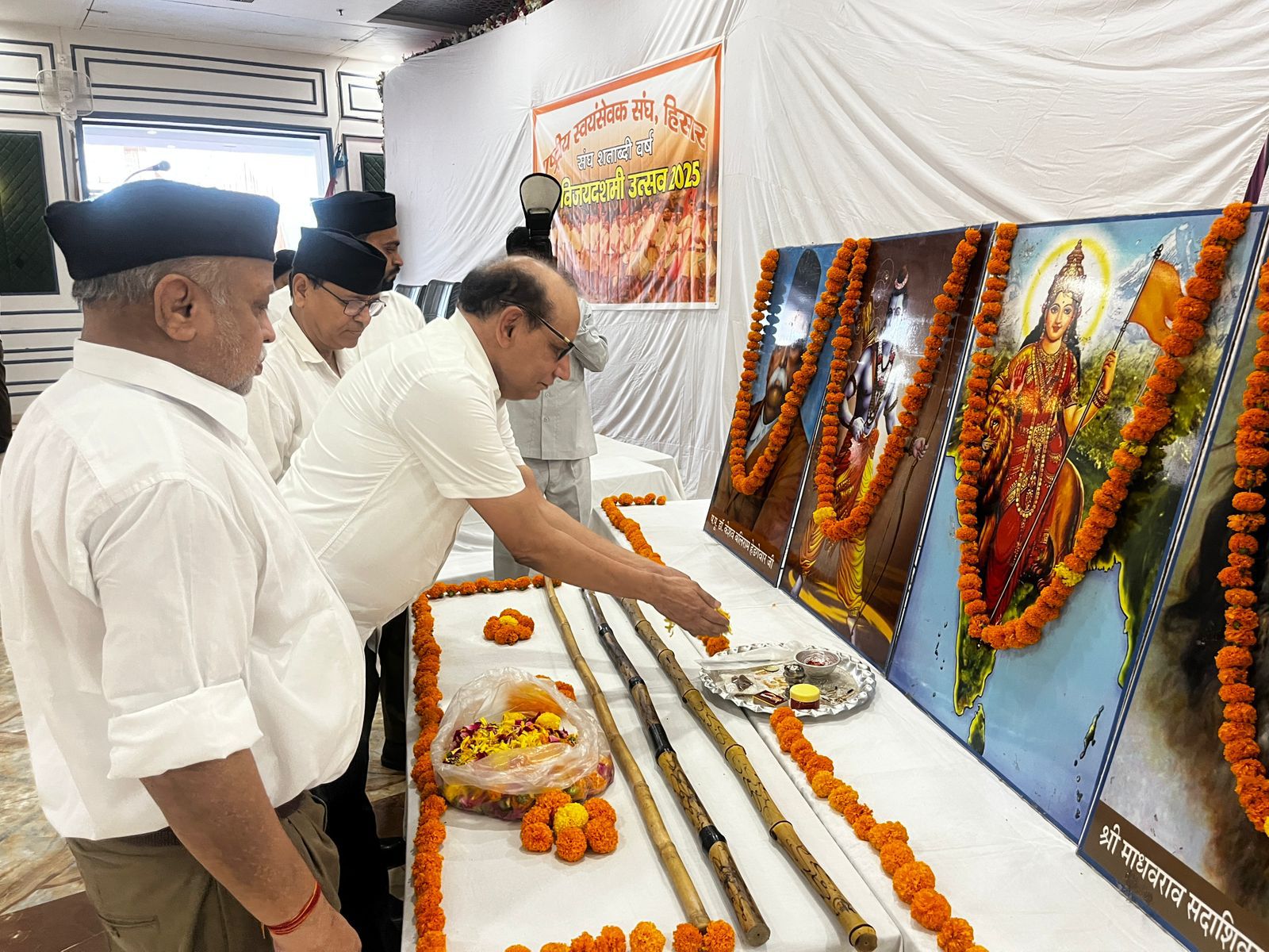 पंजाबी धर्मशाला में दशहरा उत्सव के दौरान शस्त्र पूजन करते पवन जिंदल व अन्य स्वयंसेवक।