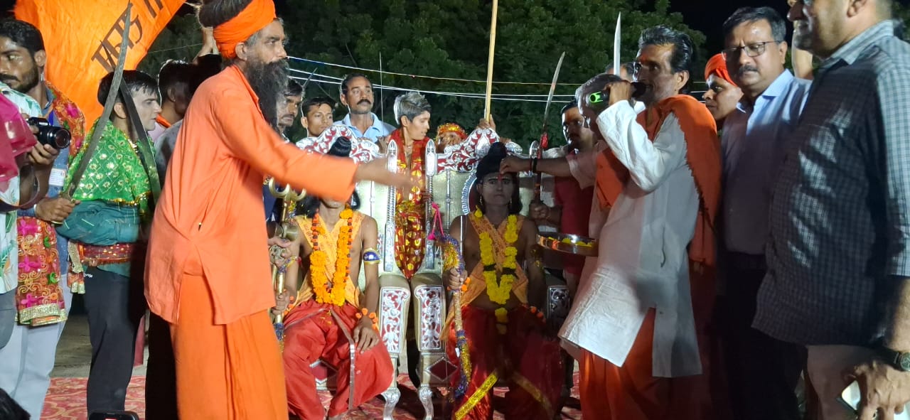 जालोर स्टेडियम में भगवान श्री राम की पूजा पाठ करते महन्त पवन पुरी व अन्य अधिकारी