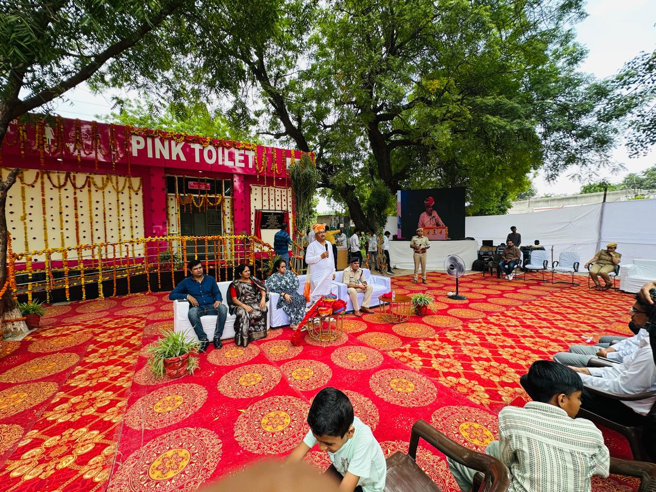 सेंट्रल जेल परिसर में पिंक टायलेट के उद्घाटन समारोह में पहुंचे जनप्रतिनिधि।