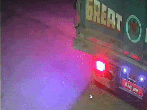 नारनौल में शराब के ठेके को टक्कर मारते ट्रक की सीसीटीवी फुटेज - Dainik Bhaskar