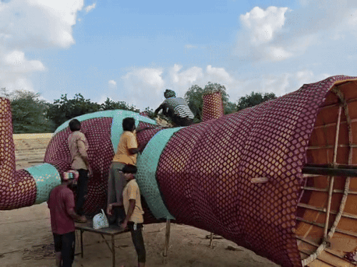 जोधपुर से आए 10 कारीगरों ने करीब एक महीने की मेहनत से तीनों पुतलों को बनाया है।