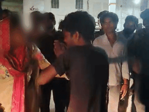 सवाई माधोपुर में बस स्टैंड पर मनचले को चप्पलों से पीटती महिला।