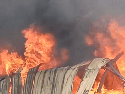 बिनौला इलाके के वेयरहाउस में लगी आग। - Dainik Bhaskar