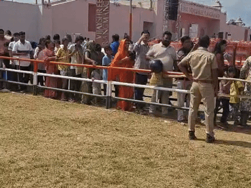दशहरा मैदान में हजारों की तादाद में पहुंचे लोग