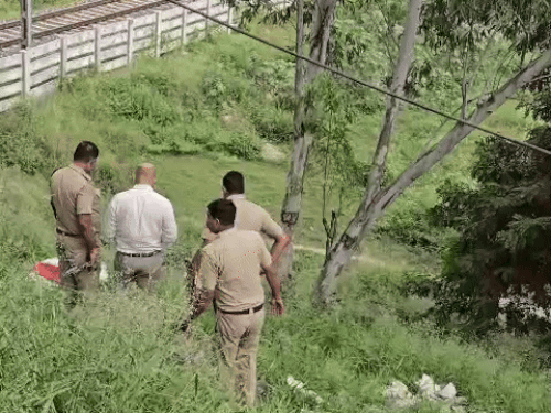 कूड़े में नवजात बच्ची का शव मिलने पर मौके पर जांच करती फोरेंसिक टीम। - Dainik Bhaskar