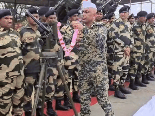 हथियारों की पूजा कर उनको माला पहनाई गई।