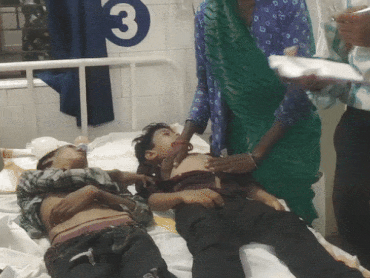 जखमींना खंडवा येथील रुग्णालयात दाखल करण्यात आले आहे, जिथे त्यांचे नातेवाईकही पोहोचले आहेत.