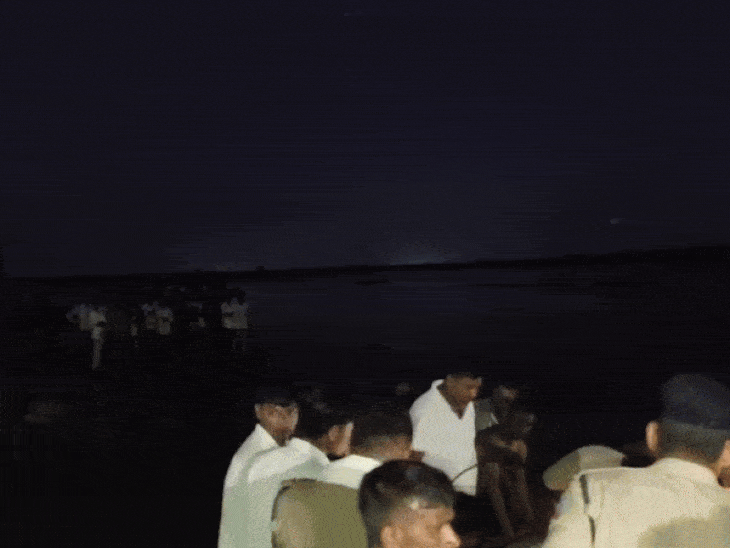 पोलिस-प्रशासनाचे पथक तलावातील लोकांचा शोध घेत आहे.