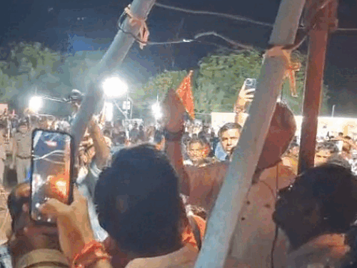 रावण दहन करते के लिए इलेक्ट्रोनिक चोर्ट देते हुए मुख्य सचेतक लेकिन चोर्ट वाले रिमोंर्ट ने काम नहीं किया