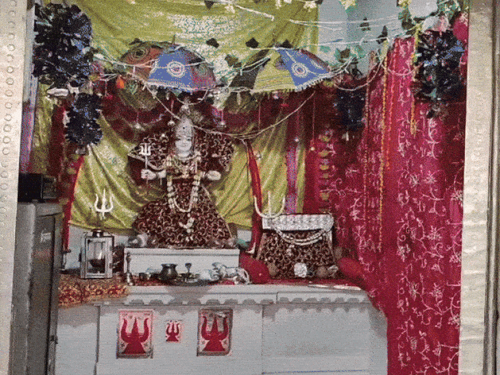 मंदिर में शस्त्रों की मत्रोच्चार के साथ की पूजा, मोली बांधकर लगाया तिलक।