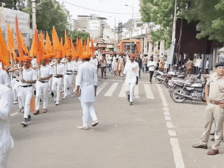 पथ यात्रा के दौरान जगह-जगह पुलिस के अधिकारी मौजूद रहें।