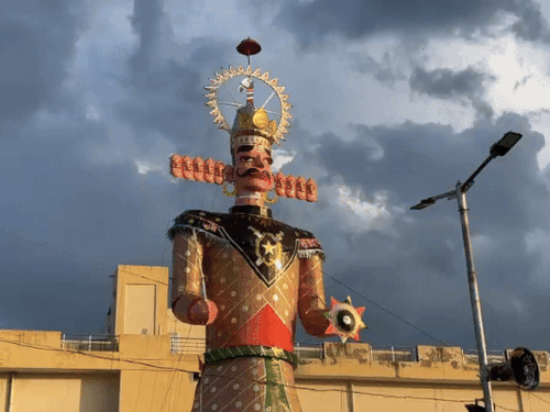 पटेल स्टेडियम में तैयार रावण, कुंभकर्ण और मेघनाद के पुतले।