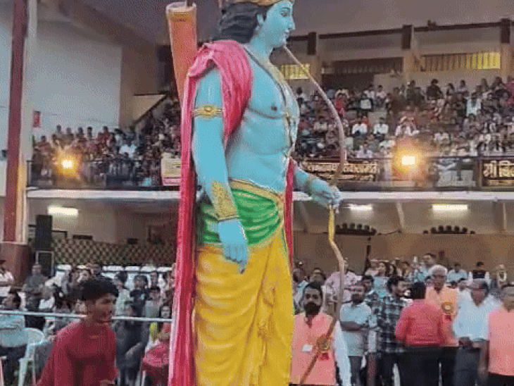 भव्य शोभायात्रा निकाली जा रही है इसमें भगवान श्रीराम, माता सीता, लक्ष्मण और हनुमानजी की सुंदर झांकियां हैं।