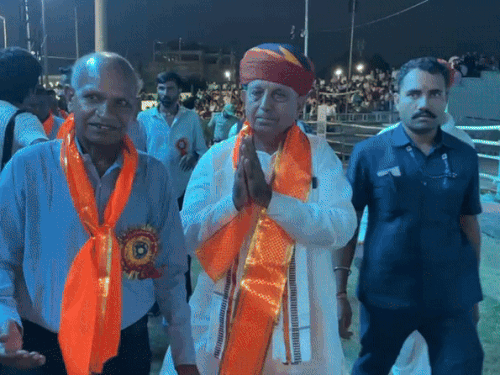 केन्द्रीय कृषि राज्य मंत्री भागीरथ चौधरी भी पटेल स्टेडियम में पहुंचे।