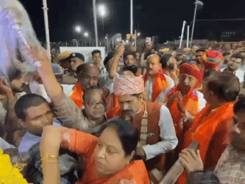 रामजी की सवारी के पहुंचने पर अतिथियों ने किया स्वागत।