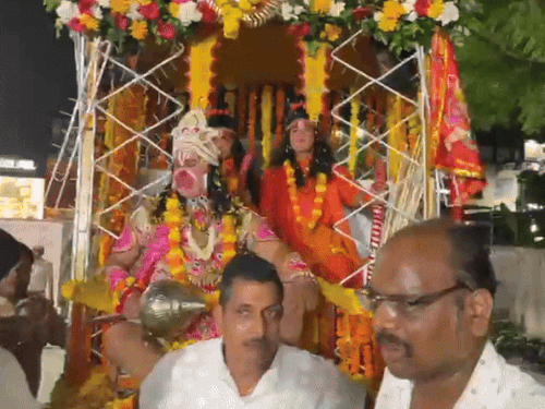 रामजी की सवारी में शामिल राम, सीता और लक्ष्मण।