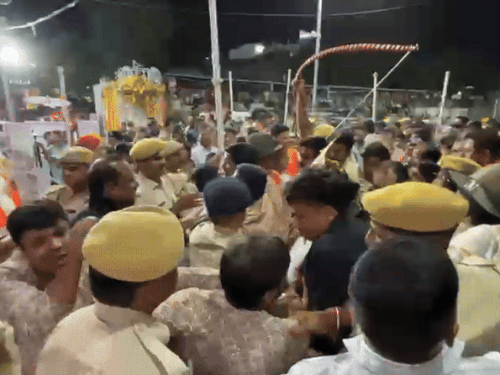 रामजी की सवारी जब पटेल स्टेडियम पहुंची तो लोग अन्दर घुसने लगे। इस दौरान हंगामा हो गया और लोगों ने रोष जताया। पुलिस से धक्का मुक्की भी हुई।