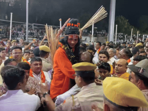 हंगामा बढ़ने पर स्थिति तनावपूर्ण हो गई, जिसके चलते राम और लक्ष्मण को सुरक्षित रखने के लिए लोगों ने उन्हें अपने कंधों और गोद में उठा लिया और पटेल स्टेडियम के अंदर ले गए।