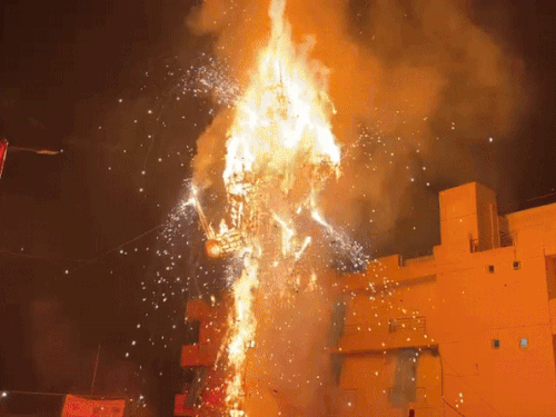 अजमेर के पटेल स्टेडियम में रावण के पुतले का दहन।