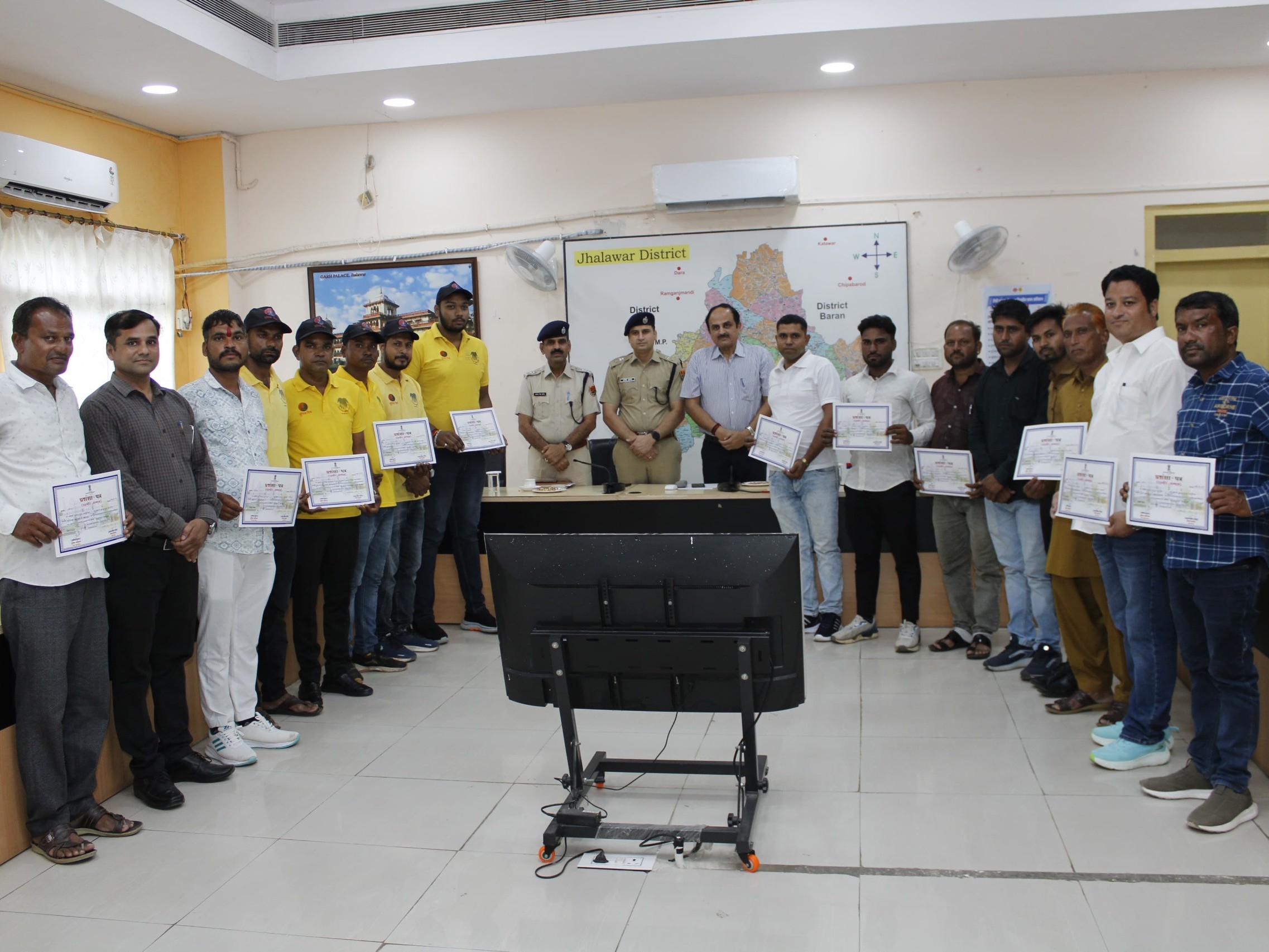 कलेक्टर-एसपी ने गंभीर घायलों की मदद करने वाले राहवीरों की सराहना की।