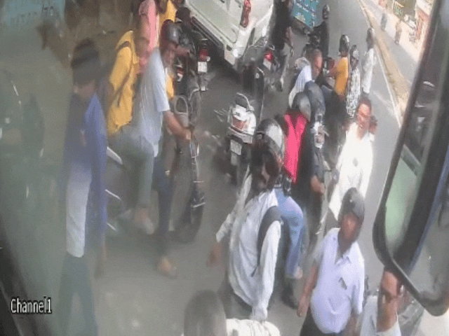 घटना के दौरान मौके पर आस पास के लोग भी इकट्ठा हो गए।