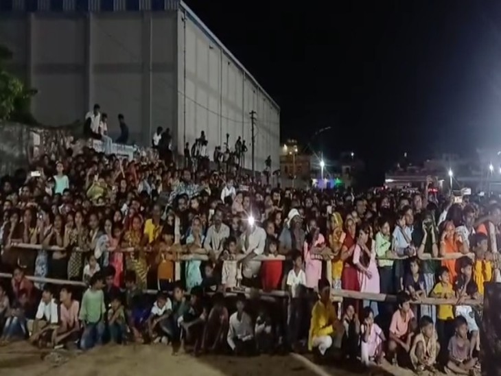 रावण दहन के समय हजारों लोग दशहरा मैदान पर मौजूद रहे।