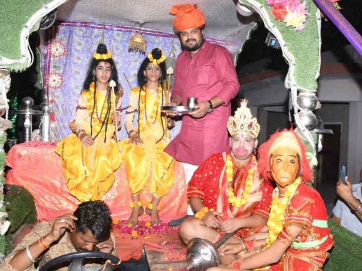 राम, लक्ष्मण की आरती उतारते आवां सरपंच दिव्यांश एम. भारद्वाज।
