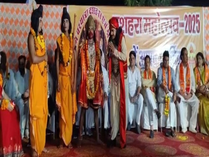 रावण दहन से पहले हुए श्री राम का रावण से हुए संवाद के दौरान बीजेपी जिलाध्यक्ष चंद्रवीर सिंह चौहान, पूर्व सांसद सुखबे सिंह जौनपुरिया, पूर्व नगर परिषद चेयरमैन लक्ष्मी जैन आदि मौजूद रहे।