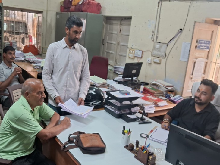 श्रीगंगानगर जिला कलेक्ट्रेट में पटाखों के लिए आवेदन करने आए दुकानदार।